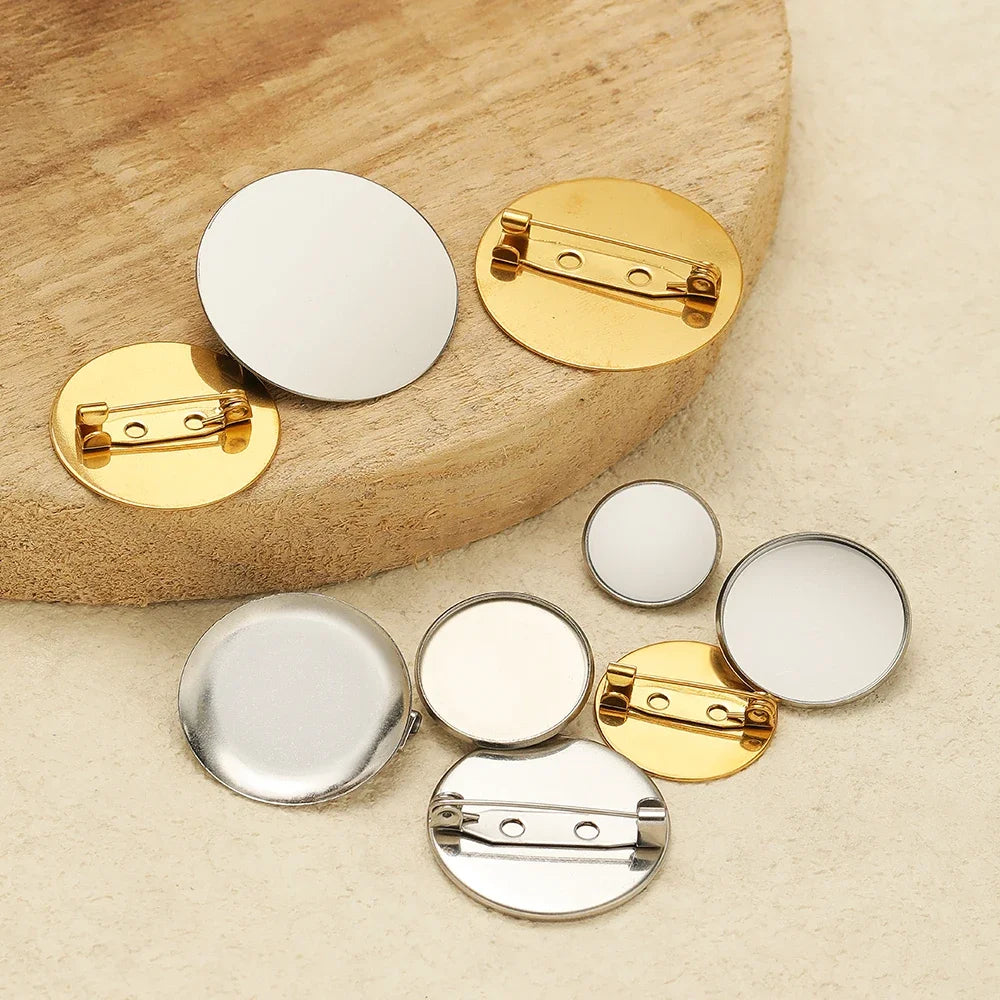 Round brooch base cabochon setting with blank disks and pin backs, gold and silver