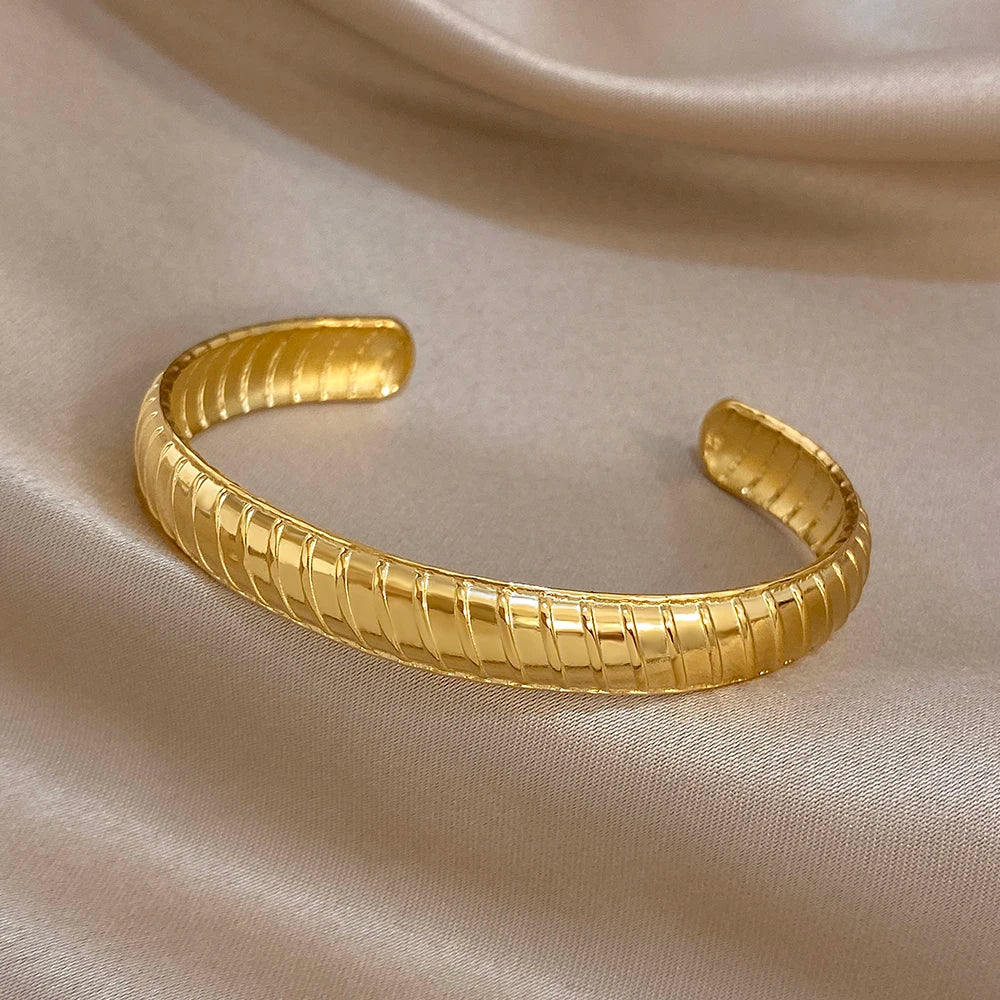 Glossy Spiral Textured Wide Bangle for Women Men Vintage Gold Plated Stainless Steel Cuff Bangle Bracelets Waterproof Jewelry