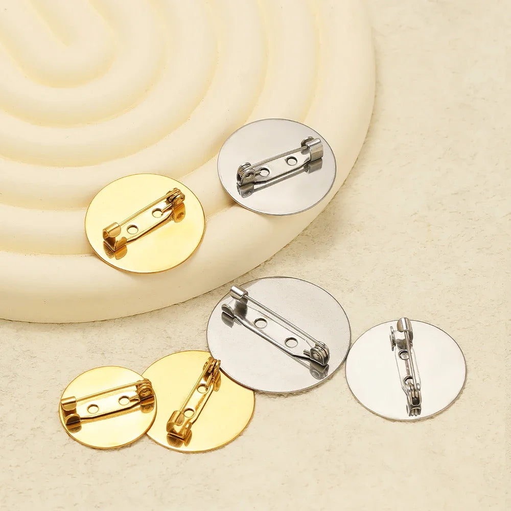 Round brooch base cabochon setting with blank disks and pin backs, gold and silver