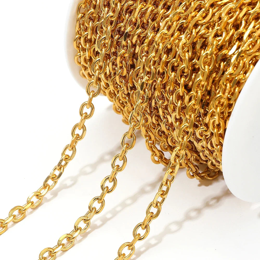 Gold cross O-link chain, close-up of interlocking round links