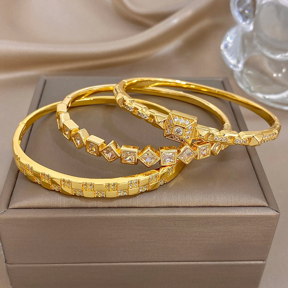 Set of gold-plated cuff bangles with square zirconia and patterned link rows