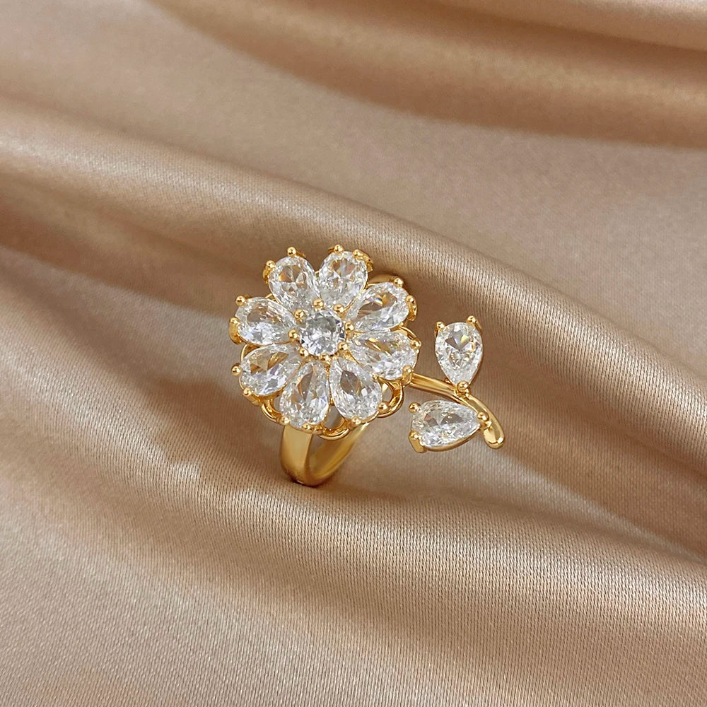 Gold-plated copper clear flower zirconia ring with heart-shaped side stones