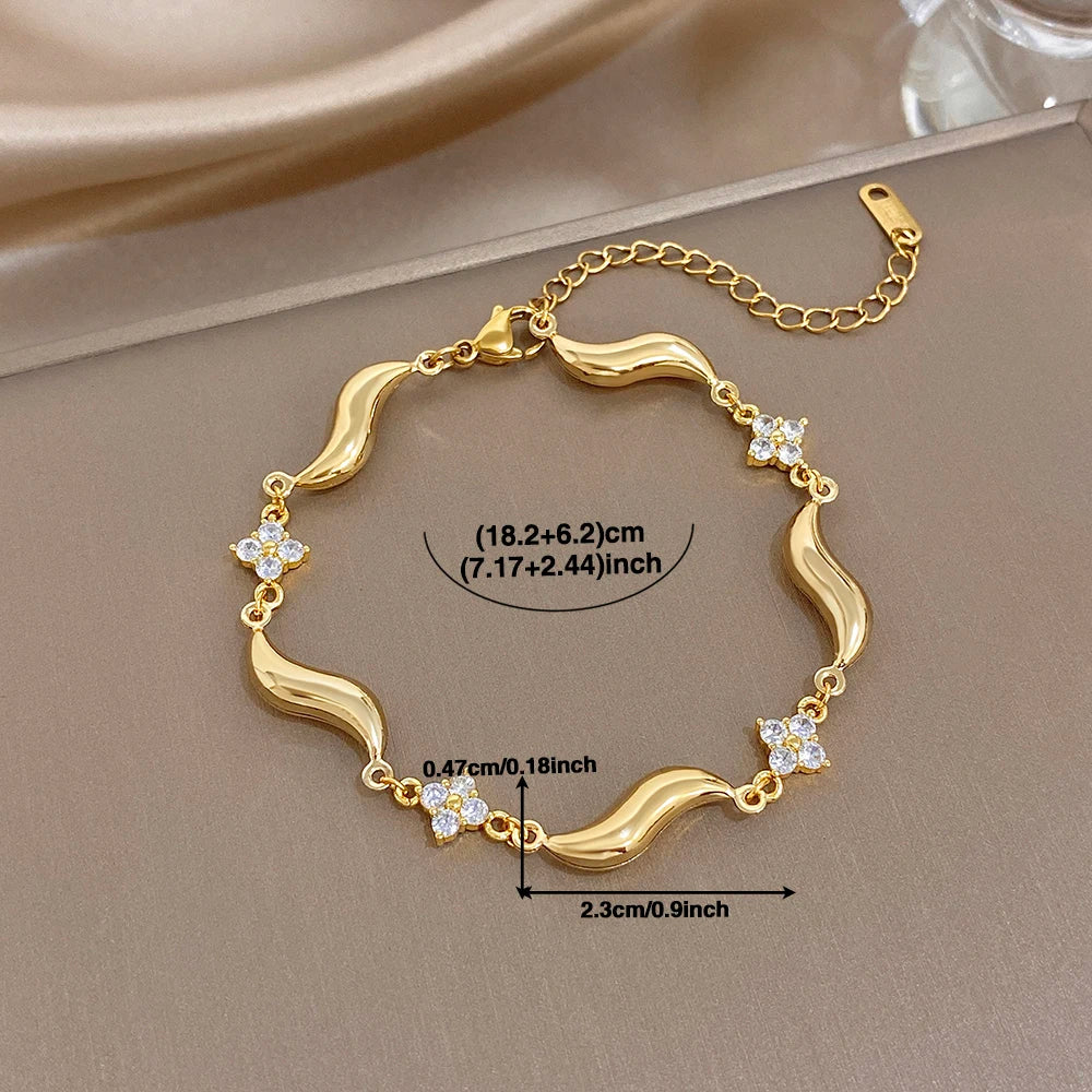 Gold-plated wave bracelet with crystal flower stones and adjustable chain, round design