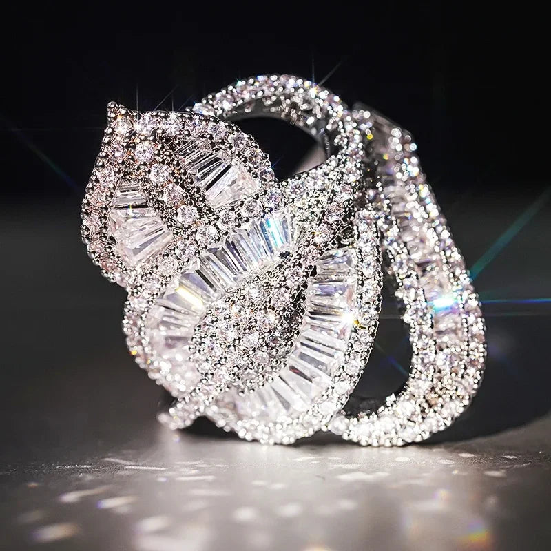 Leaf-shaped crystal finger ring with intertwined pavé band